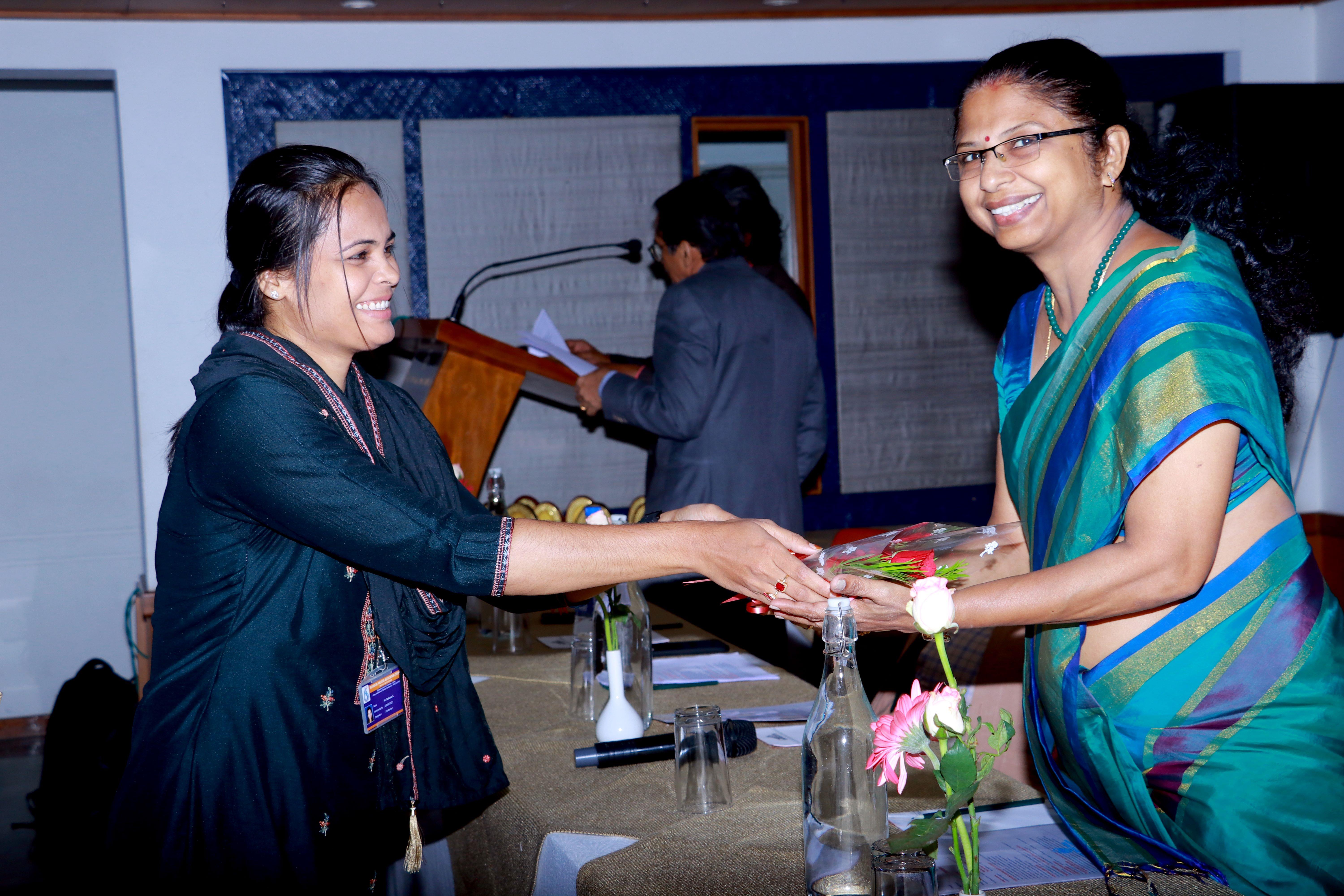 Receiving Guest of Honour Mrs. S.UMA VENKATESAN I. R. S (Chief Vigilance Office, Cochin Ship yard and Former Income Tax Commissioner).